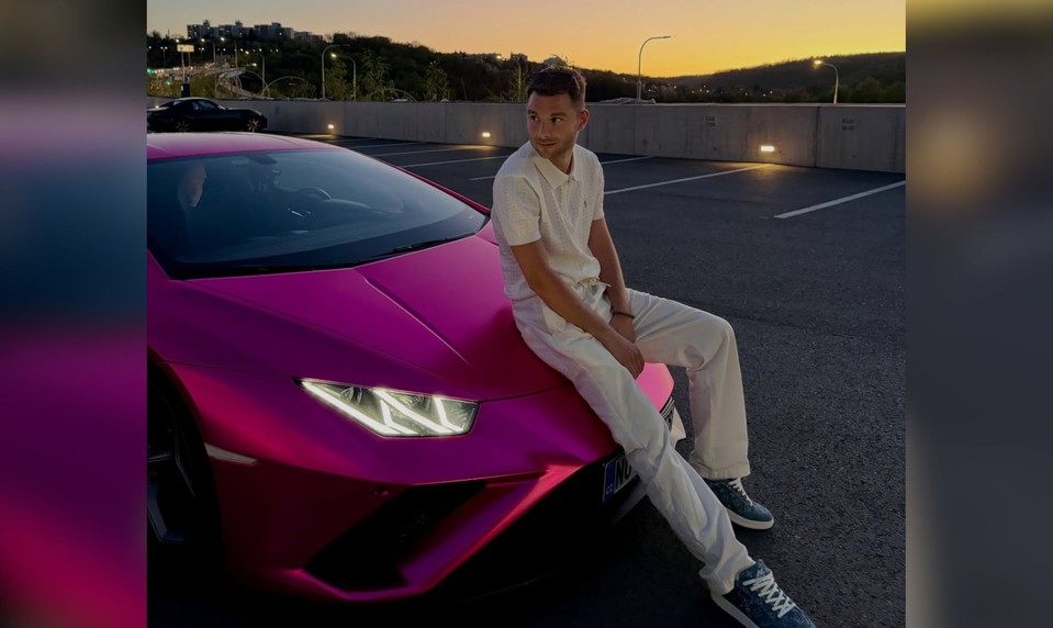 Šok na internetovej scéne: Známy influencer skončil v rukách polície
