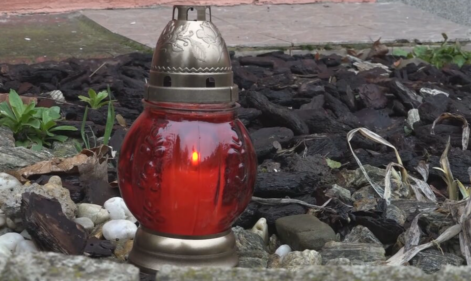 Obec sa lúči so zavraždenými manželmi a ich dcérou. Tragédia otriasla celým regiónom