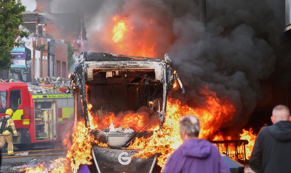 Útok nožom spustil v Belfaste vlnu nepokojov a protiimigračných protestov