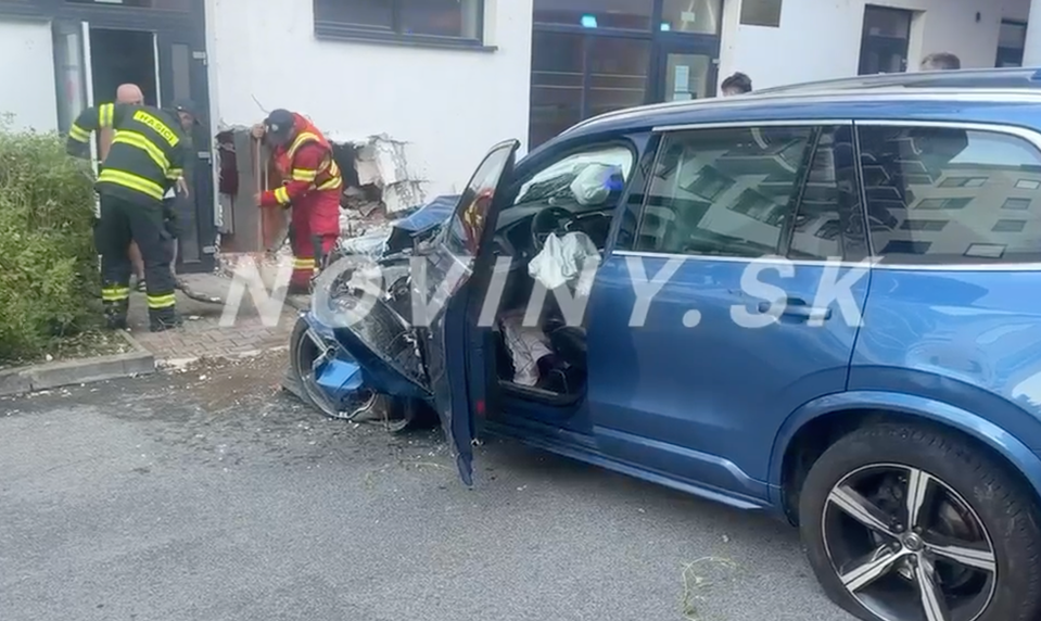 Vodička pod vplyvom narazila do steny, v ktorej zostala diera. Poškodila aj elektrickú prípojku