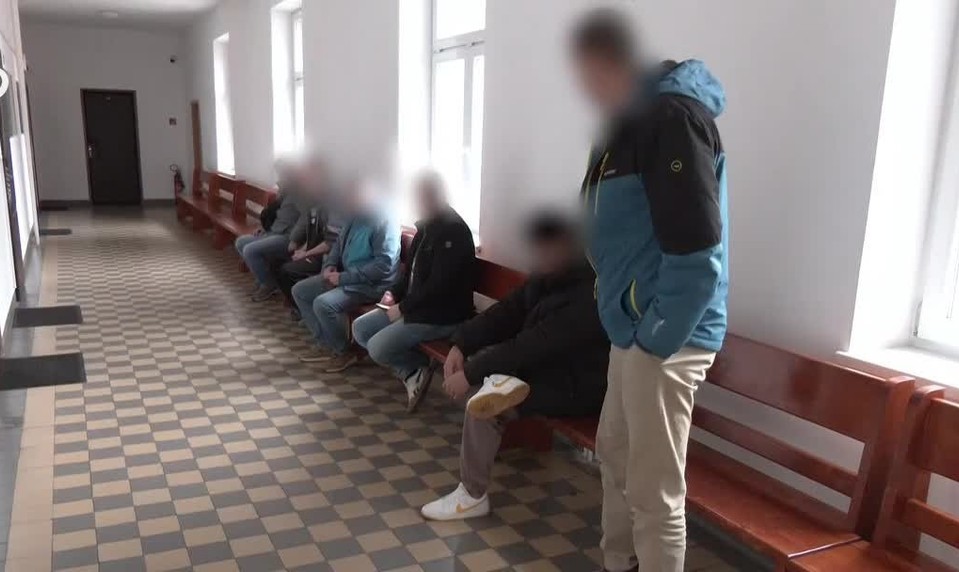 Dvaja mladiství chlapci čelia obvineniu, násilím mali zadržiavať chlapca