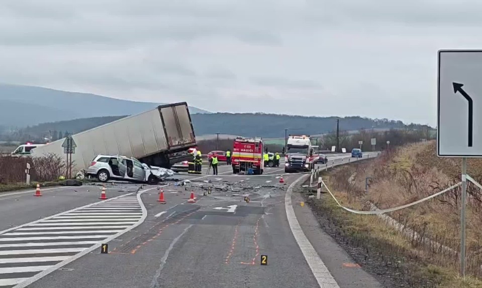 Hrozivá čelná zrážka s kamiónom si vyžiadala život vodiča osobného auta
