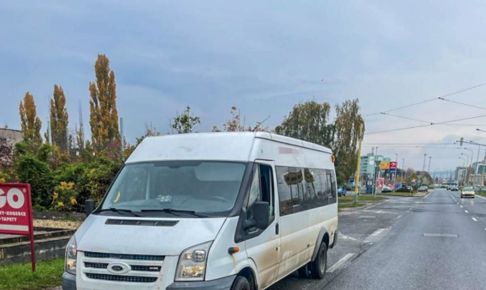 Policajti v Košiciach zastavili vodiča mikrobusu s 14 deťmi. Nafúkal 0,77 promile