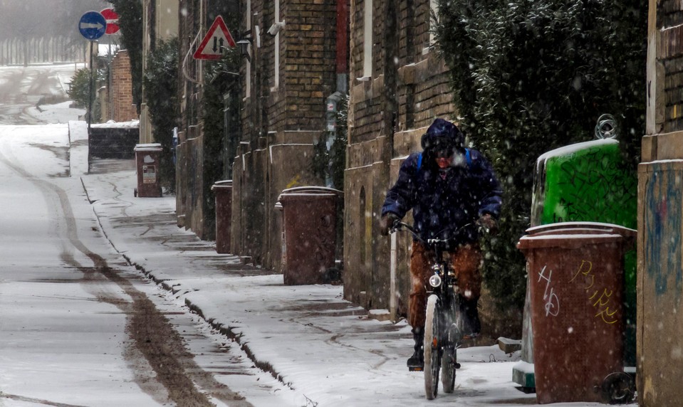 Koniec víkendu prinesie mráz, snehové jazyky a silný vietor. Teploty klesnú pod −20 °C