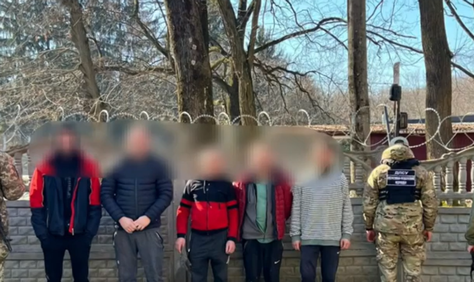 Ukrajinci chceli nelegálne prekročiť hranice Slovenska. Policajtom tvrdili, že idú na piknik