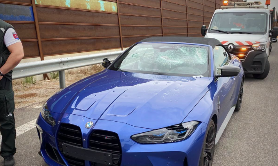 Kuriózny incident na D4: Mladík zastavil požičané BMW a začal ho rozbíjať obuškom