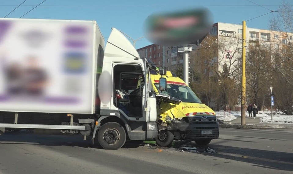 Sanitka sa zrazila s vozidlom autoškoly. Dopravu musela riadiť polícia