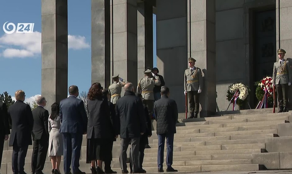 Politici si uctili padlých vojakov na Slavíne. Zdôraznili, že mier nie je samozrejmosť