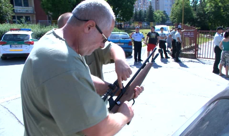 Žiaci základnej školy mali zákaz vychádzať na školský dvor. Obsadili ho diviaky