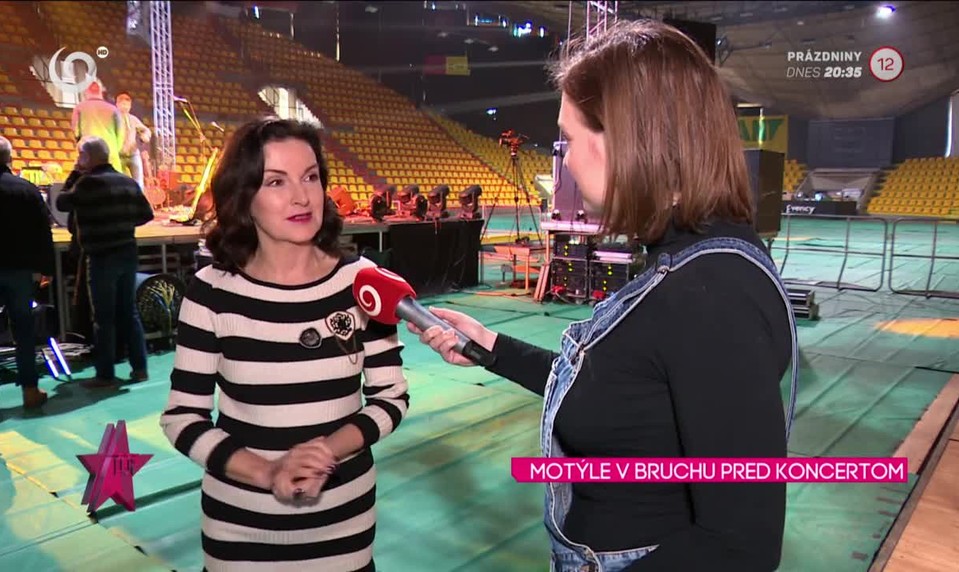 MOTÝLE V BRUCHU PRED KONCERTOM