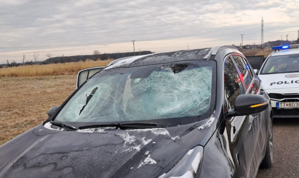 Pri Šaštíne-Strážach spadol ľad z kamióna. Zranil ženu v osobnom aute