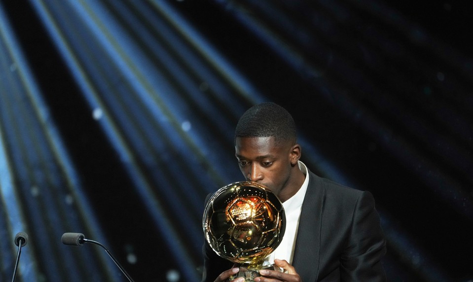 Francúzsky futbalista Ousmane Dembele získal Zlatú loptu magazínu France Football