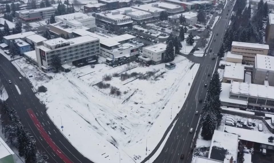 Vyplatil alebo nevyplatil kúpnu cenu? Spor o lukratívny pozemok skončil na súde