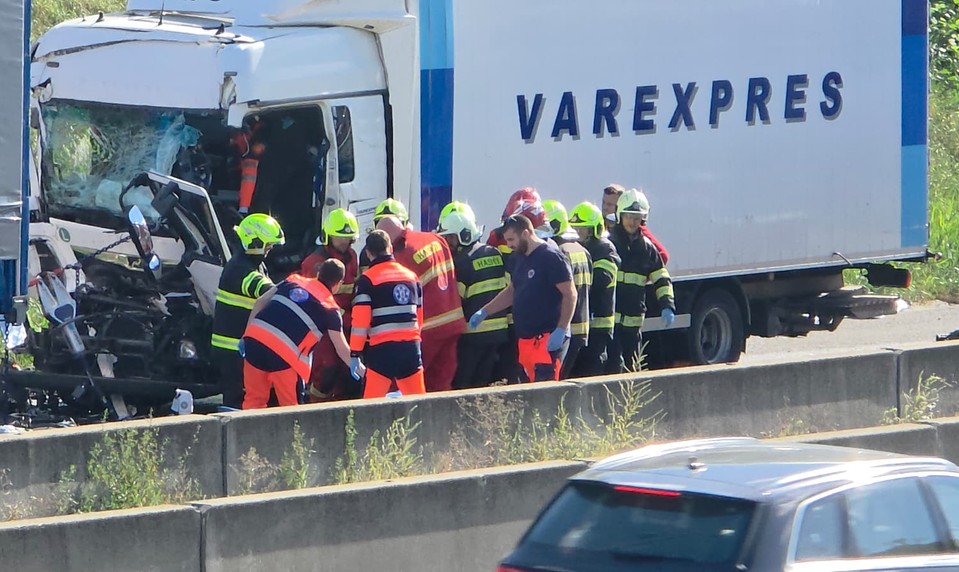 Na diaľnici D2 zhorel kamión do tla. O pár kilometrov ďalej sa zrazil kamión s dodávkou