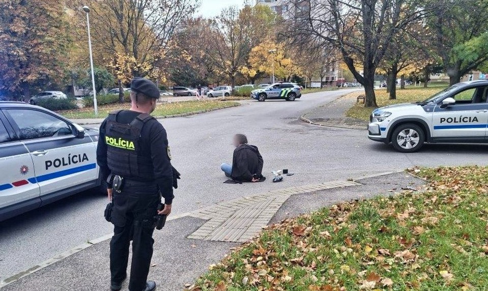 Na nitrianskom sídlisku sa pohyboval muž so zbraňou a natáčal sa na mobil