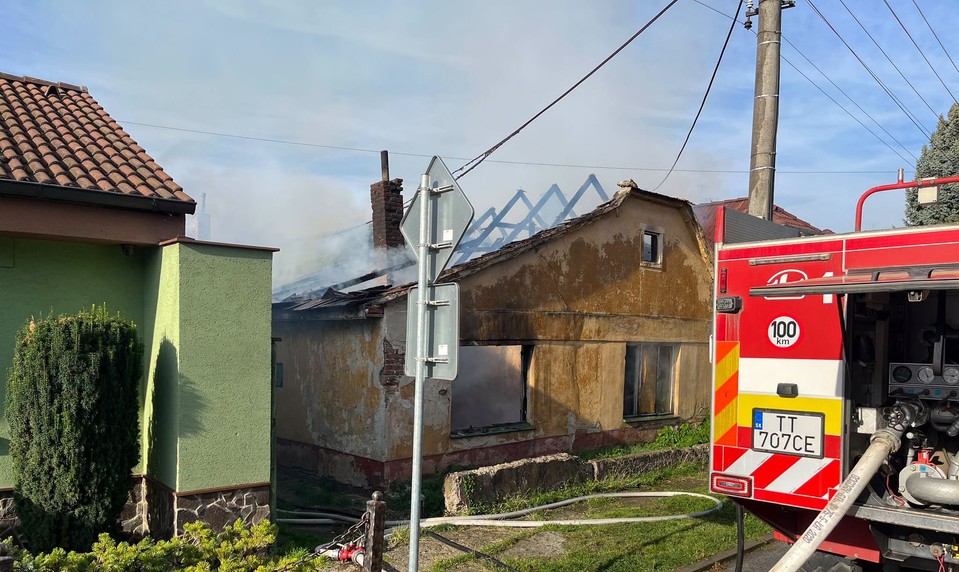 Dom v Trnave v plameňoch: Rozšíril sa aj k susedom