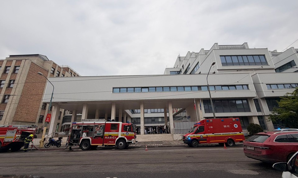 Požiar na STU vyhnal ľudí z budovy. Na mieste zasahujú hasiči