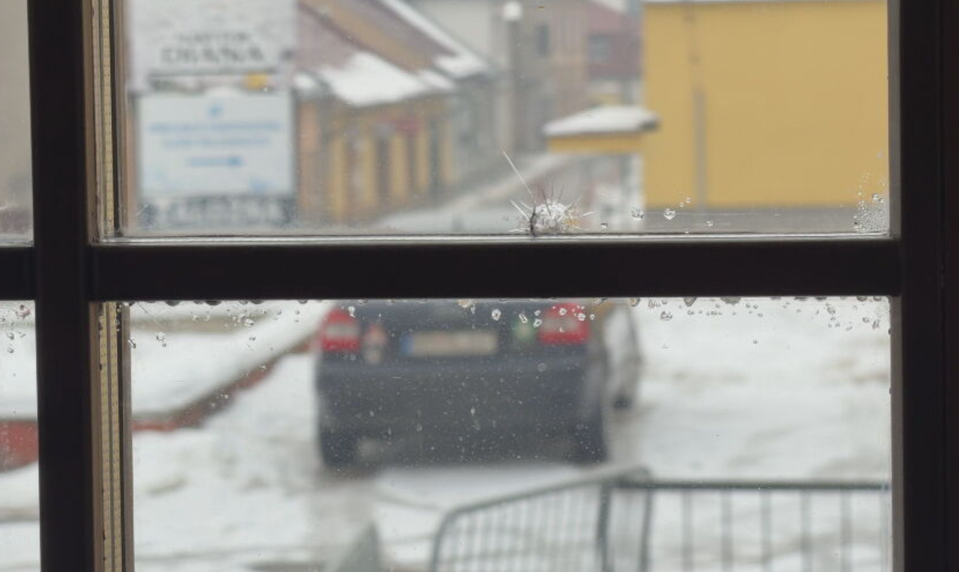 Podniká tu 30 rokov a toto nezažil. Podnikateľovi v centre Gelnice mu prestrelili okná