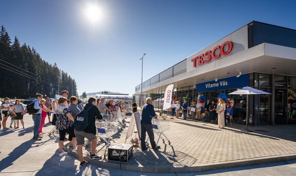 Tesco už 30 rokov mení slovenský maloobchod: Od prvého hypermarketu až po digitálne služby