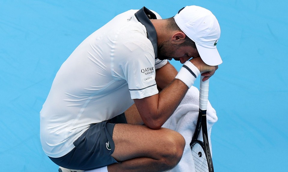 DJOKOVIČ bojoval s vlastným telom, vypadol hneď v prvom zápase