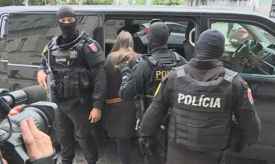 Začína sa súdny proces s matkou, ktorá mala vo vani utopiť dve dcéry