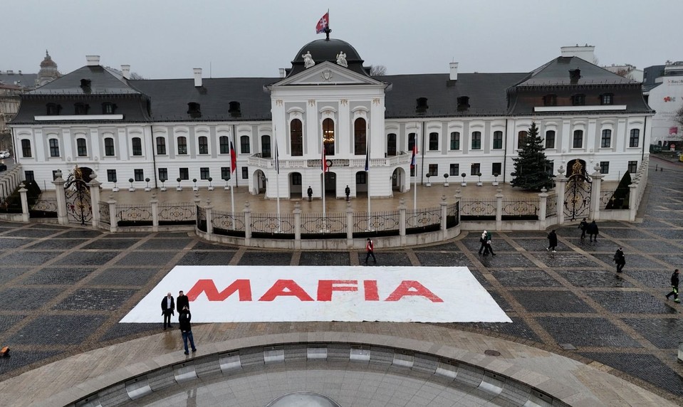 SaS natiahla pred Prezidentským palácom nápis „Mafia“. Protestuje proti novele Trestného zákona