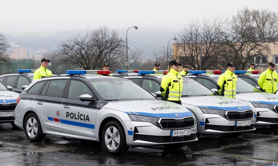 Policajtom odovzdali nové vozidlá. Šutaj Eštok hovorí o miliónovej úspore