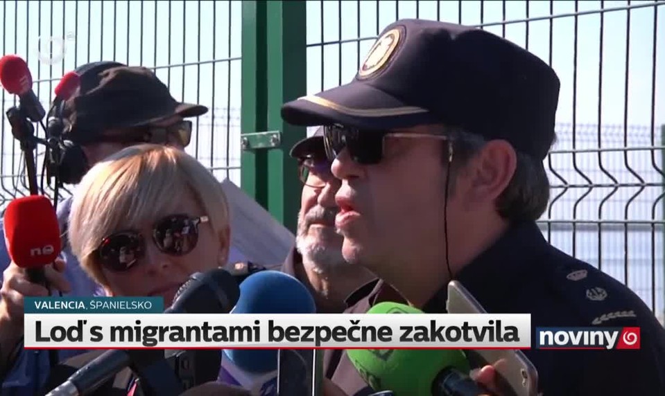 Loď s migrantami bezpečne zakotvila