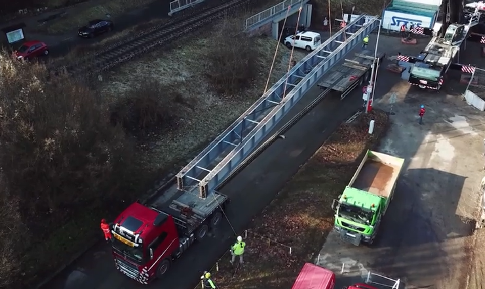 Takmer 35-metrové nosníky nového mosta prevážali cez centrum Banskej Bystrice