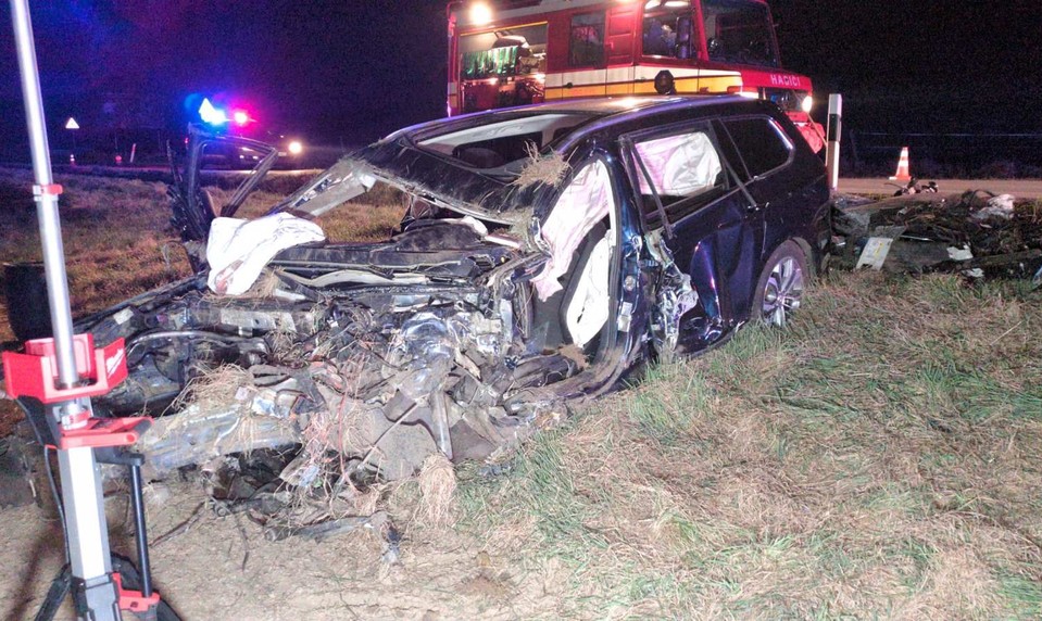 Smrteľná nehoda na východe: Vodič prešiel do protismeru a narazil do stromu