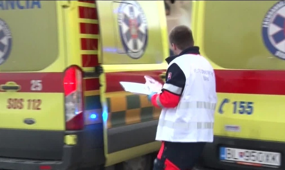 Záchranár s bielou vestou rozhoduje o postupe záchrany pri hromadných nešťastiach