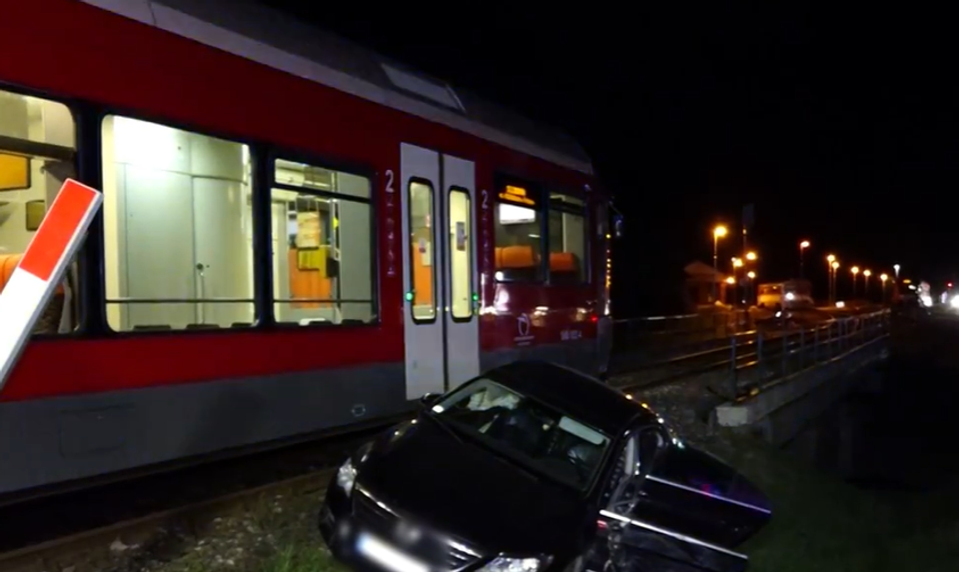 Rovnaký vlak, rovnakí hasiči: Vlak sa na priecestí dvakrát zrazil s osobným autom
