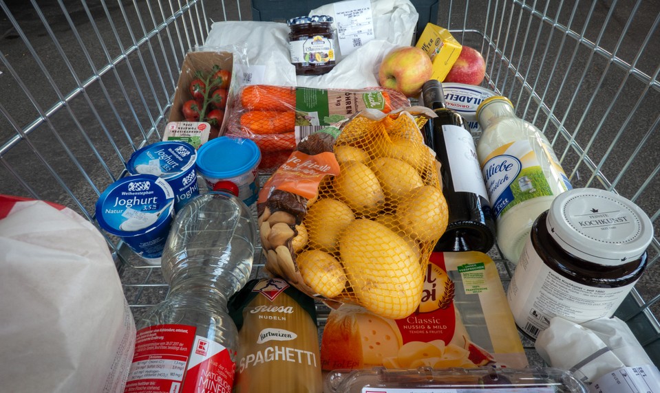 Slováci minú mesačne v priemere 444 eur na osobu. Takmer polovicu na jedlo a bývanie