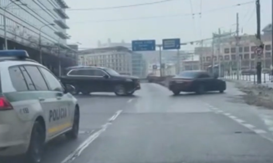 Papalášizmus alebo bezpečnosť? Kolóna s prezidentom si skrátila cestu cez 3 čiary a v protismere