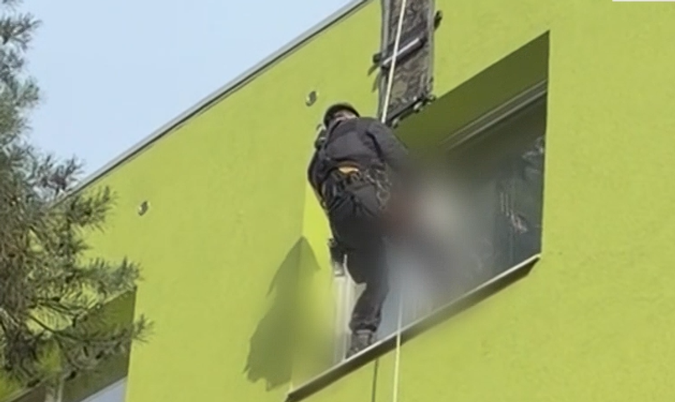 Dramatická záchrana: Paralyzovaný senior v zamknutom byte volal o pomoc