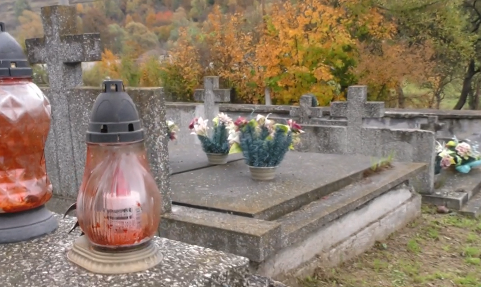 Z hrobov v okolí Prešova miznú sviečky aj dekorácie. Polícia preveruje aj poškodený náhrobok