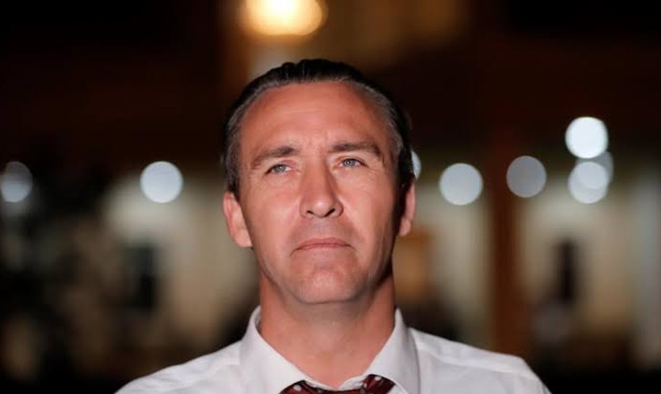 Americký pastor napadol susedovho syna. Pred policajtmi mu nadával do „teplošov“