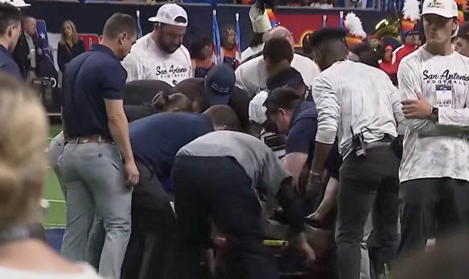 Vojak sa počas vystúpenia zrútil zo strechy štadióna, pád neprežil
