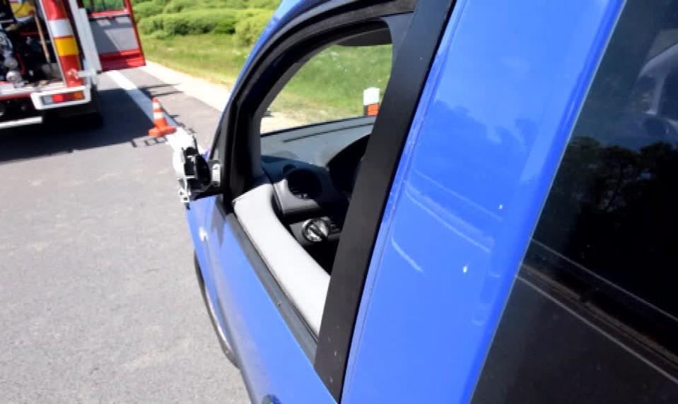 Auto narazilo do motorky, na ktorej sedel mladý záchranár. Vodiča rozptýlil ovad