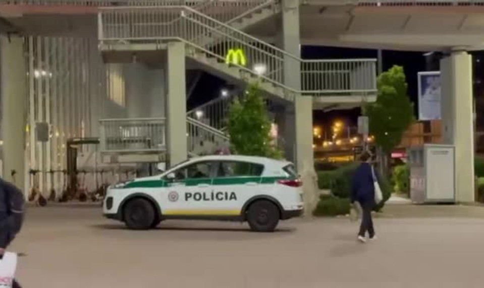 V petržalskom nákupnom centre vykradli zlatníctvo. Polícia pátra po páchateľovi