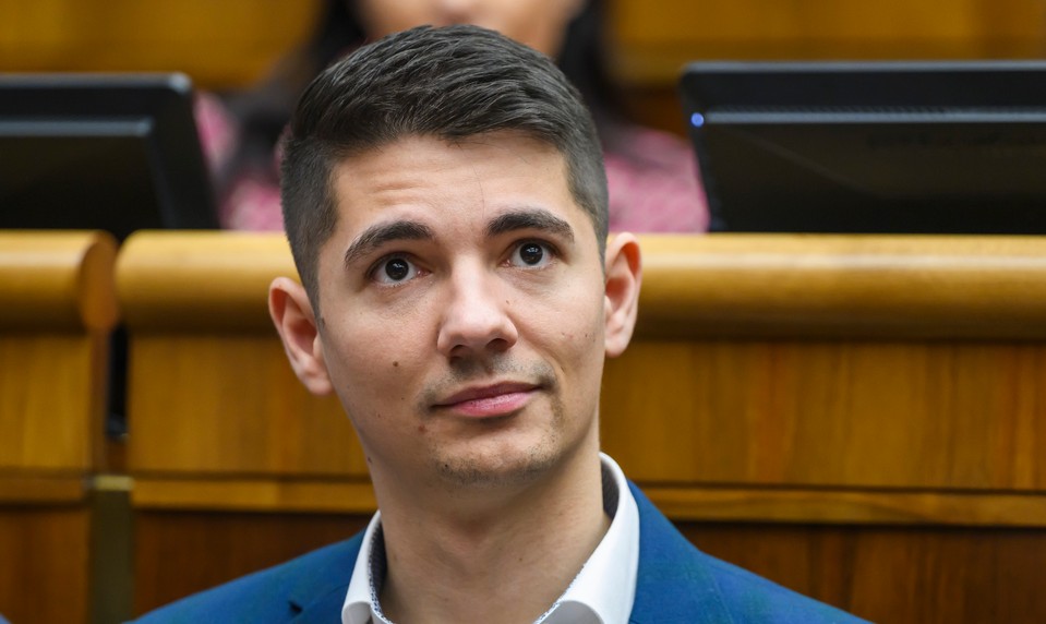 Erik Kaliňák sa má opäť stretnúť s Andrewom Tateom. Opozičné poslankyne reagujú na situáciu