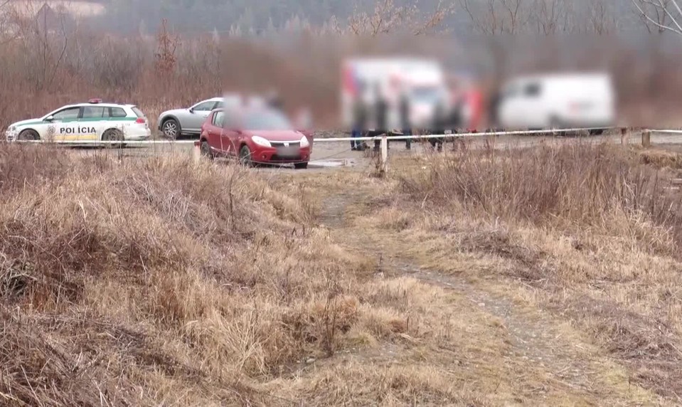 Šokujúci nález pri rybníkoch: V zaparkovanom aute našli mŕtveho muža
