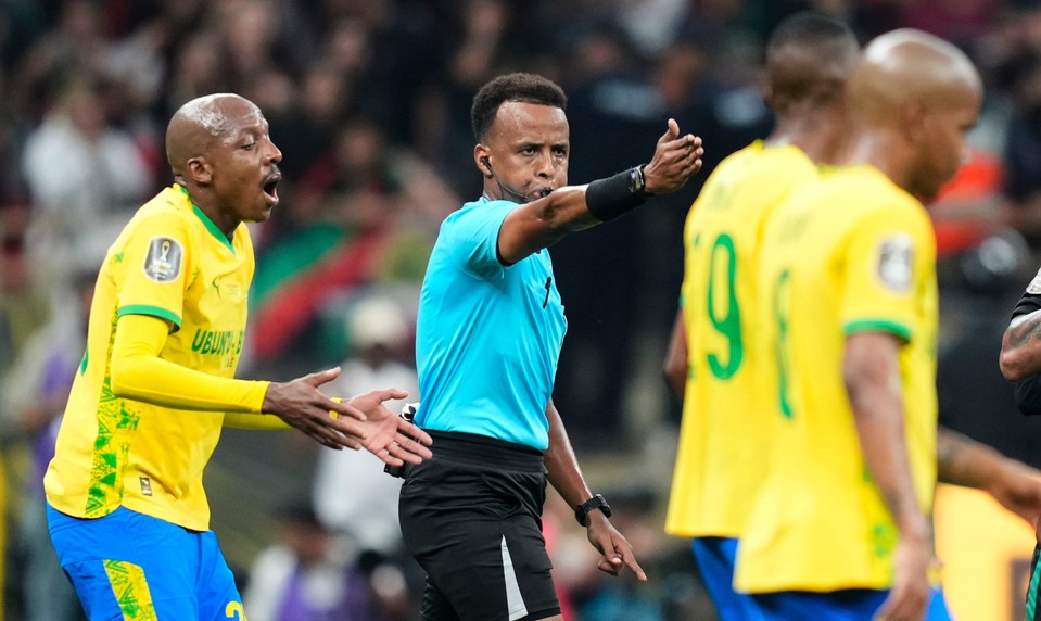 Američania ho vyhostili z krajiny. FIFA sa rozhodla odškodniť rozhodcu z Afriky