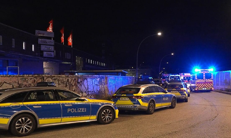 Streľba v areáli továrne v Hamburgu: Dvaja muži zomreli, polícia pátra po páchateľovi