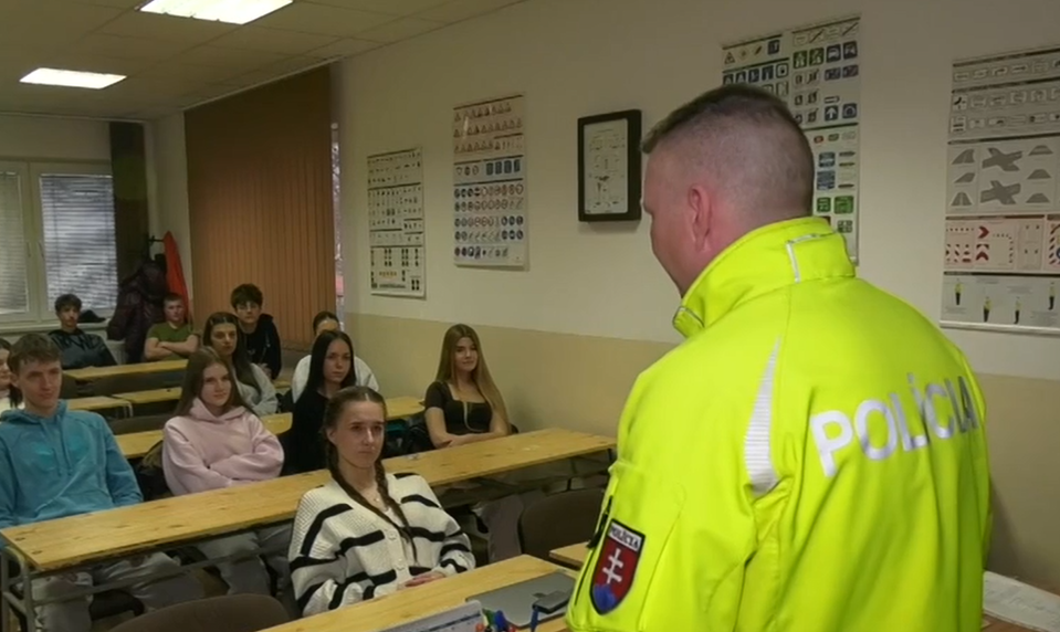 Policajti z Liptovského Mikuláša učia budúcich vodičov priamo v autoškolách
