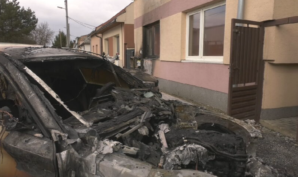 Súrodencom v Michalovciach zhoreli v noci dve luxusné autá. Požiar zapálili úmyselne