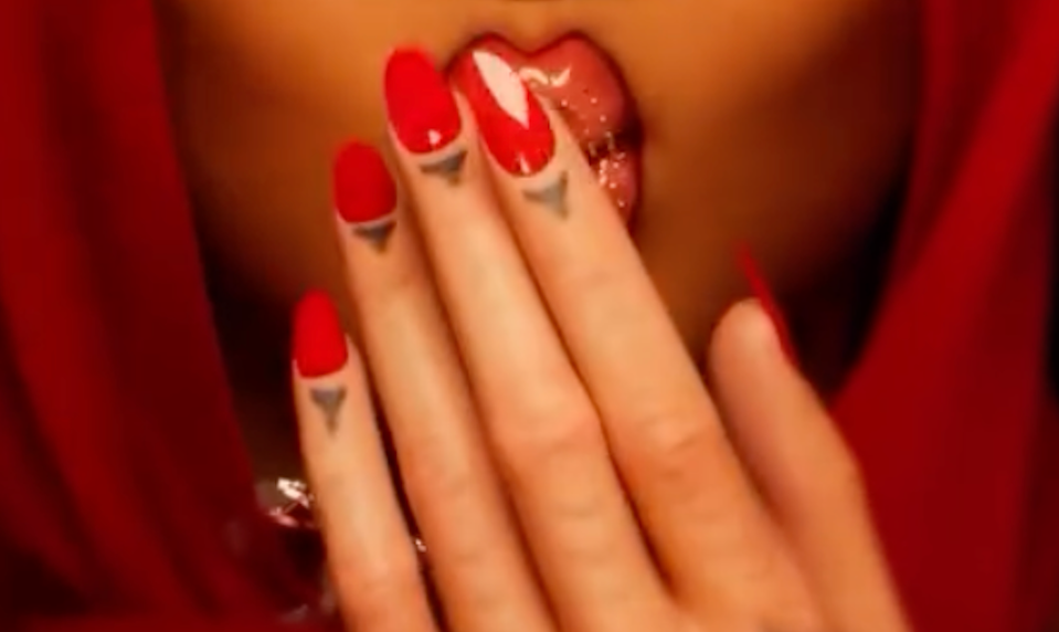 Čo je ešte ochotná spraviť pre biznis?! Polonahá hviezdna speváčka pobúrila fanúšikov!