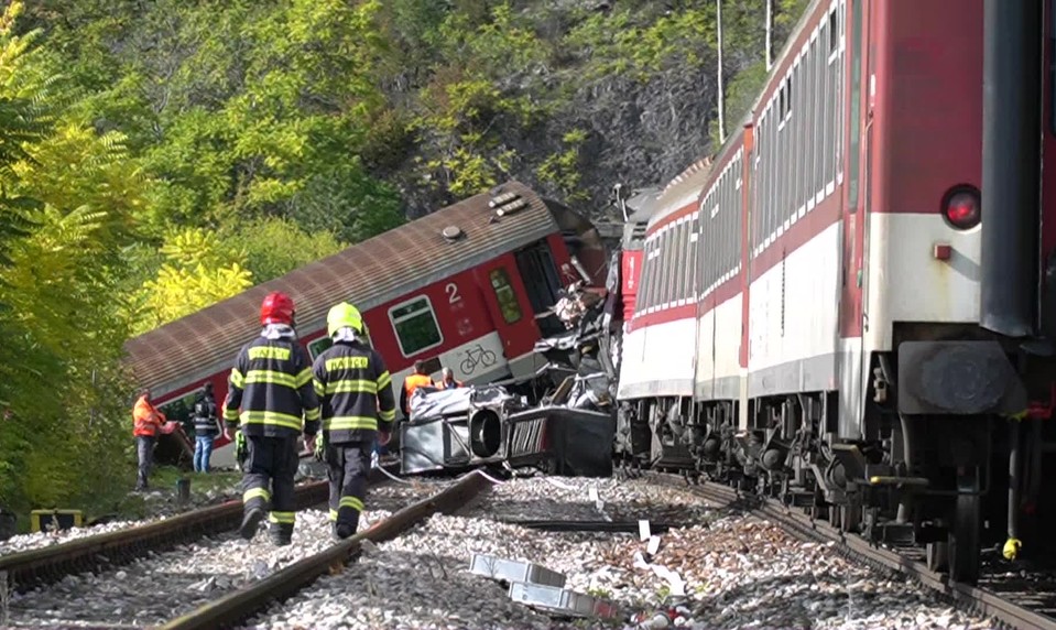 Na výbor k železničným nehodám koalícia neprišla, minister dal prednosť otvoreniu trate