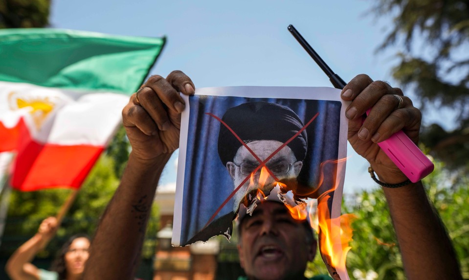 Iránske úrady údajne žiadajú peniaze za telá zabitých demonštrantov