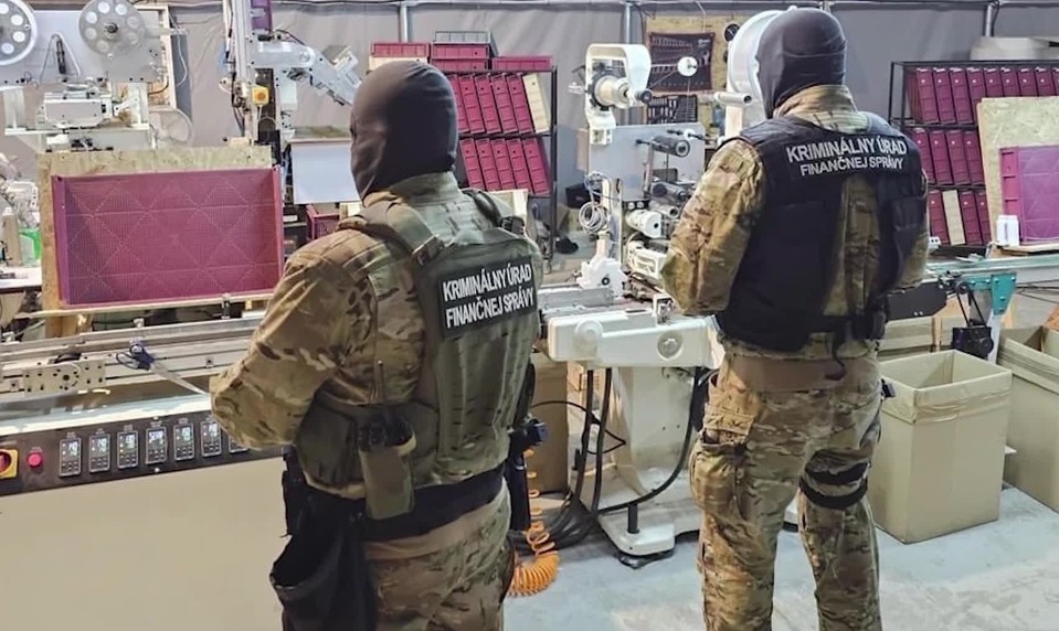 Priemyselná hala neďaleko Svidníka ukrývala nelegálnu výrobňu cigariet